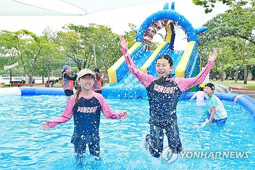 전국 대부분 지역에 폭염특보가 발효된 2일 서울 마포구 월드컵공원에 개장한 난리법석 난지비치 워터파크에서 아이들이 물놀이를 즐기고 있다. [연합뉴스]